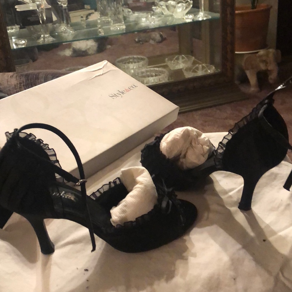 Shoe - Picture 3 of 3